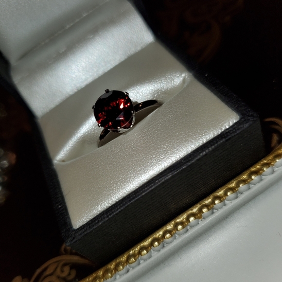 1.2 Carat AAA zirconia garnet birthstone ring - Picture 4 of 5